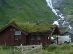 Norvège - Entretien d'un toit (à la débrousailleuse) - Vikafjellet