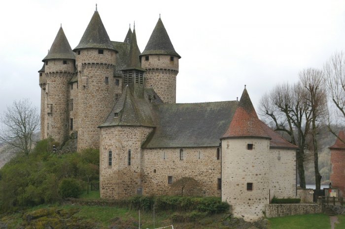 Château de Val (lac de Bort-les-Orgues)